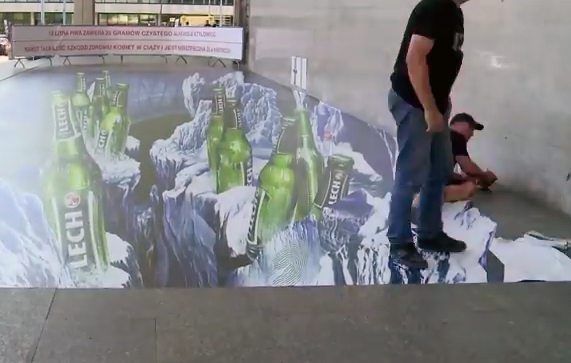 3d-floor-graphic-of-beer-bottles-in-ice